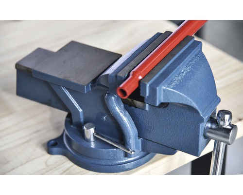 Bankschroef met ingeklemd metalen werkstuk