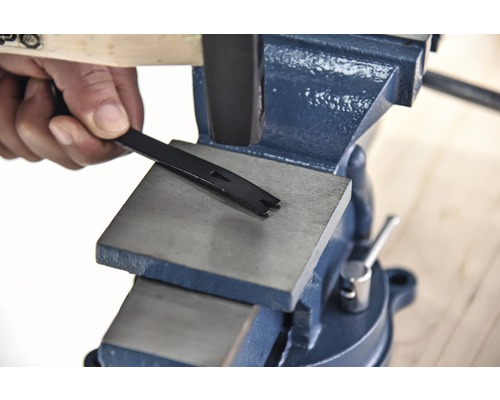 Bankschroef met een platte beitel voor het bewerken van werkstukken