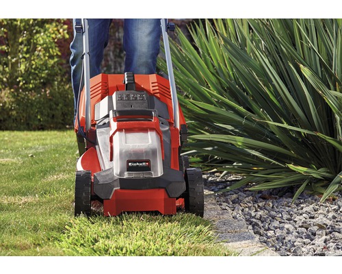 Einhell grasmaaier in gebruik in de tuin.