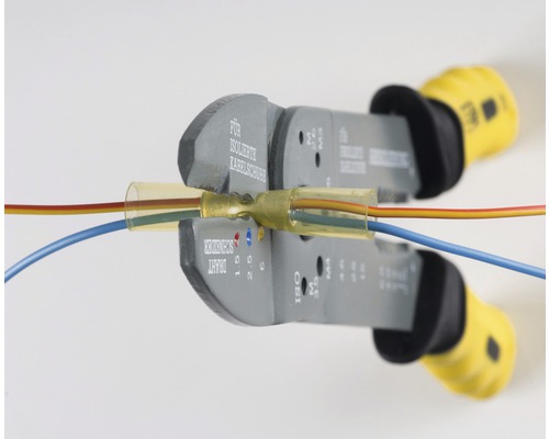 Krimptang bij het verbinden van kabels met kabelschoenen.