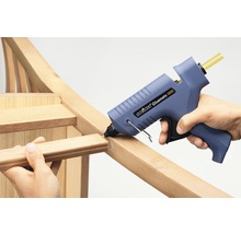 Hete lijmpistool bij het verlijmen van een houten frame