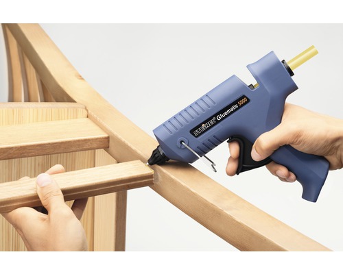 Hete lijmpistool bij het verlijmen van een houten frame