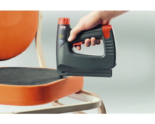 Novus J-214 accuheeftacker in gebruik bij het stofferen van een stoel.