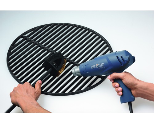 Reiniging van een grillrooster met een draadborstel en een heteluchtpistool