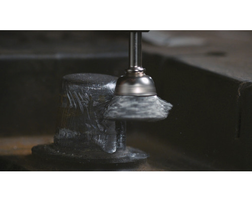 Draadborstelopzetstuk tijdens metaalbewerking