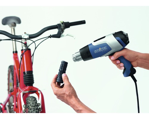 Scène met heteluchtpistool en fietsgreep, montage van een fietsgreep