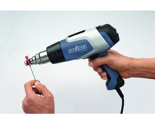 Persoon gebruikt Steinel HL 2020 E heteluchtpistool om een kabel te verhitten