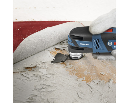 Oscillerend elektrisch gereedschap dat materiaal verwijdert van een houten oppervlak.