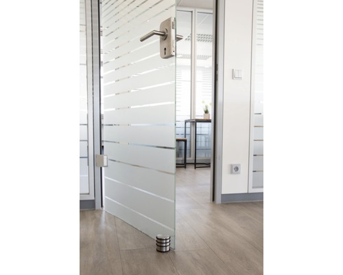 Glazen kantoordeur open met handgreep en horizontale strepen