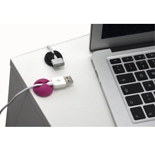 Laptop op bureau met kabelhouders