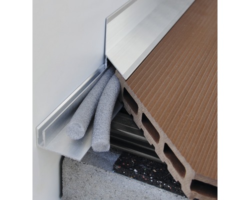 Detailopname van aluminium profielen, isolatiemateriaal en een terrasplank