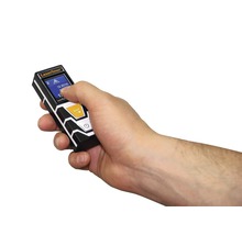 Hand houdt laserafstandsmeter vast