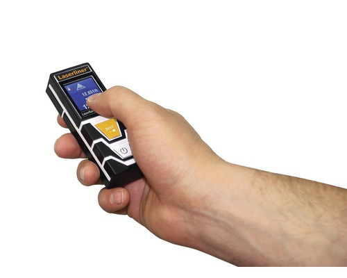 Hand houdt laserafstandsmeter vast