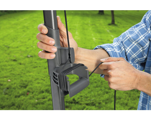 Persoon bedient het touwmechanisme van een parasol