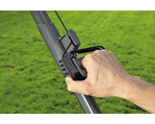 Detailopname van een grasmaaier met een hand op de handgreep