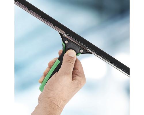 Hand houdt raamwisser vast