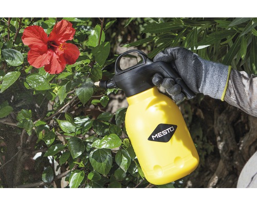 Tuinscene met rode bloem en gele drukspuit van Mesto