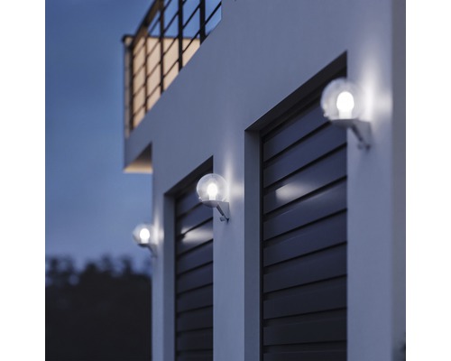 Gevel met meerdere ronde buitenlampen