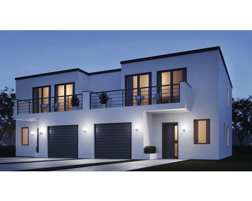 Aanzicht van een moderne twee-onder-een-kapwoning met garages en balkons