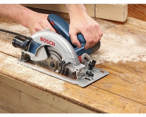 Bosch cirkelzaag in gebruik op een houten oppervlak