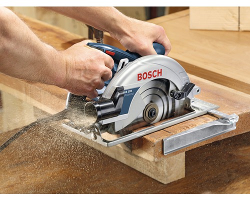 Bosch cirkelzaag in gebruik bij het zagen van hout