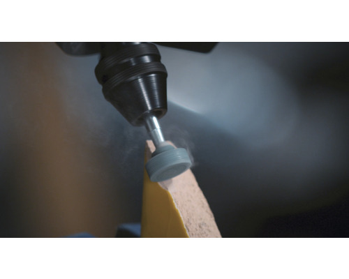 Close-up van een slijpmachine die aan een werkstuk werkt