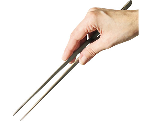 Een hand houdt een grilltang vast.