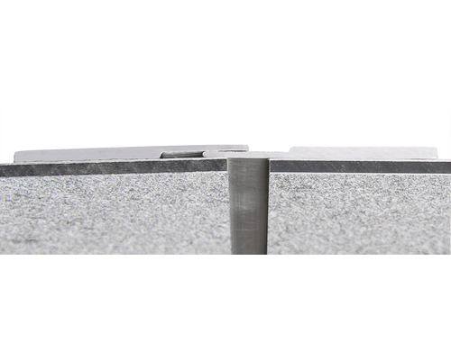 Detailweergave van tegels met metalen rail