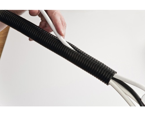 Zwarte kabelbeschermingsslang met ingelegde kabels