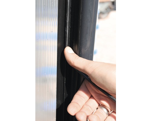 Detailopname van een afdichting op een kunststof kozijn