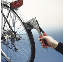 Een popnageltang wordt gebruikt op een fietsspatbord.