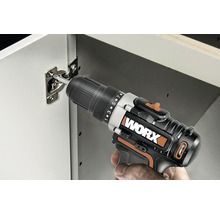 Accuboormachine die een scharnier aan een kast bevestigt