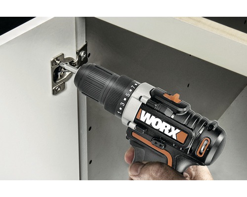 Accuboormachine die een scharnier aan een kast bevestigt