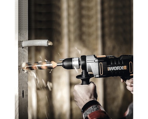 Accuboormachine boort gat in houten muur