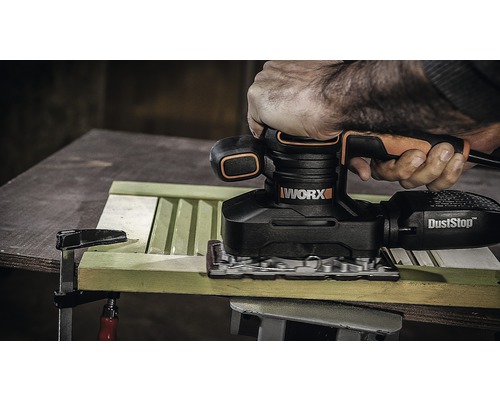 WORX logo. Hand schuurt hout met een WORX excentrische schuurmachine.