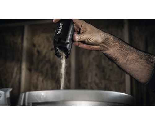 Een hand schudt stof uit een DustStop stofreservoir.
