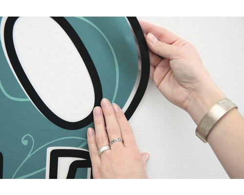 Aanbrengen van een wanddecoratie met florale elementen