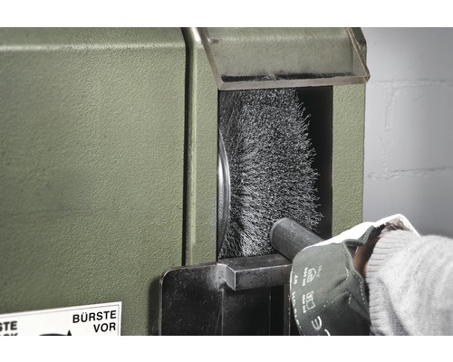 Borstelpolijstmachine met metalen borstel in gebruik