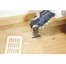 Bosch multitool in gebruik voor het snijden van hout