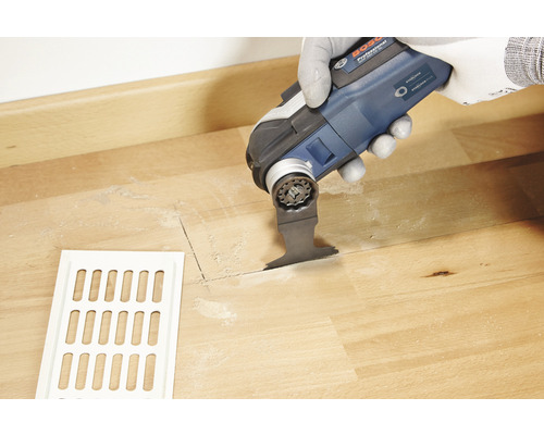 Bosch multitool in gebruik voor het snijden van hout