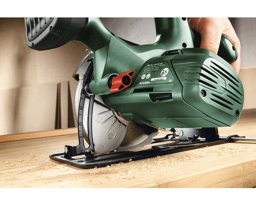 Handcirkelzaag bij het zagen van hout