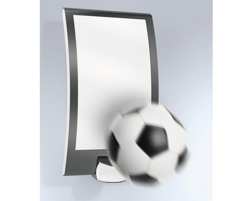 Lichtbak met voetbal op de voorgrond