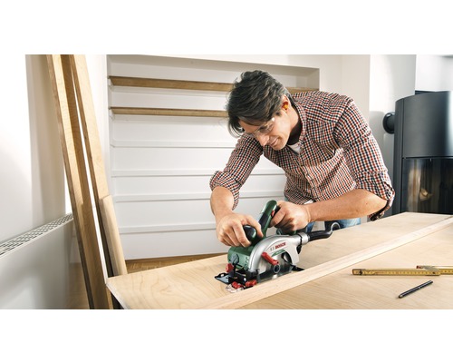 Man zaagt houten plank met handcirkelzaag, Bosch Logo