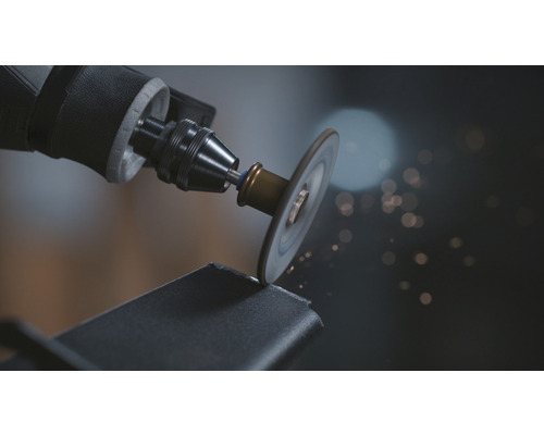 Close-up van een gereedschap dat metaal snijdt