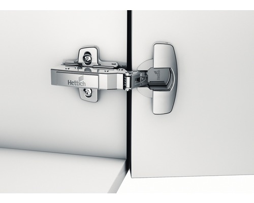 Meubelscharnier op een witte kastdeur met Hettich logo