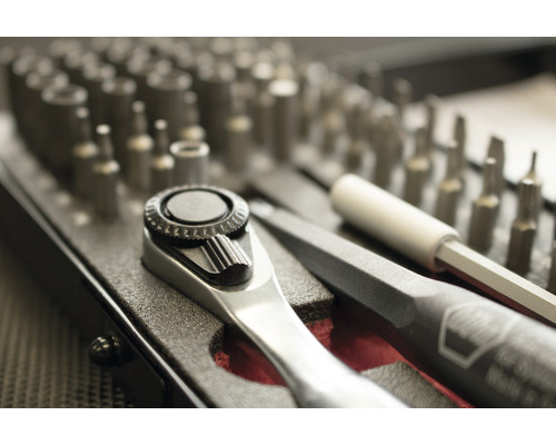 Ratelsleutel, schroevendraaier en bitset in gereedschapskist