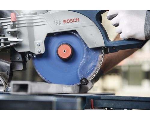 Bosch Logo. Verstekzaag bij het snijden van een stuk metaal.
