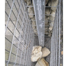 Detailopname van een schanskorf omheining met stenen vulling en metalen palen