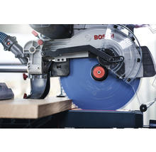 Bosch Logo op een afkort- en verstekzaag bij het zagen van hout