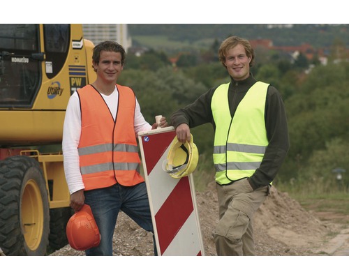 Twee bouwvakkers met veiligheidsvesten en helmen op een bouwplaats met graafmachine